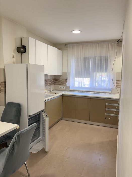 Inchiriez apartament 64 mp