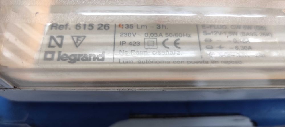 semn luminos EXIT de la legrand alimentare la 220v cu acumulator