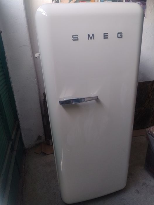 Хладилник Smeg с вътрешна камера