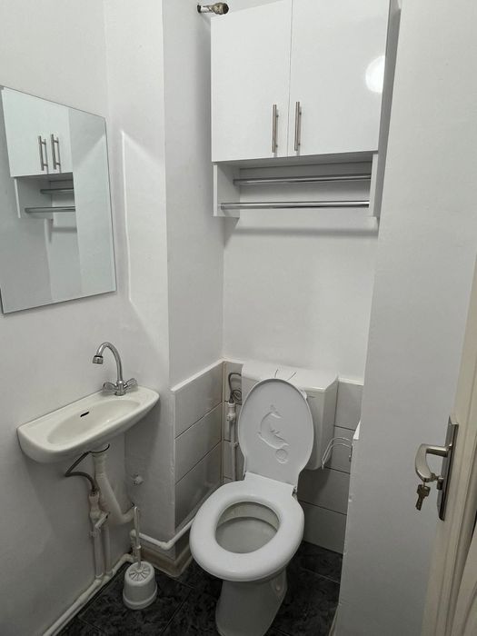 Inchiriez apartament trei camere zona centrala