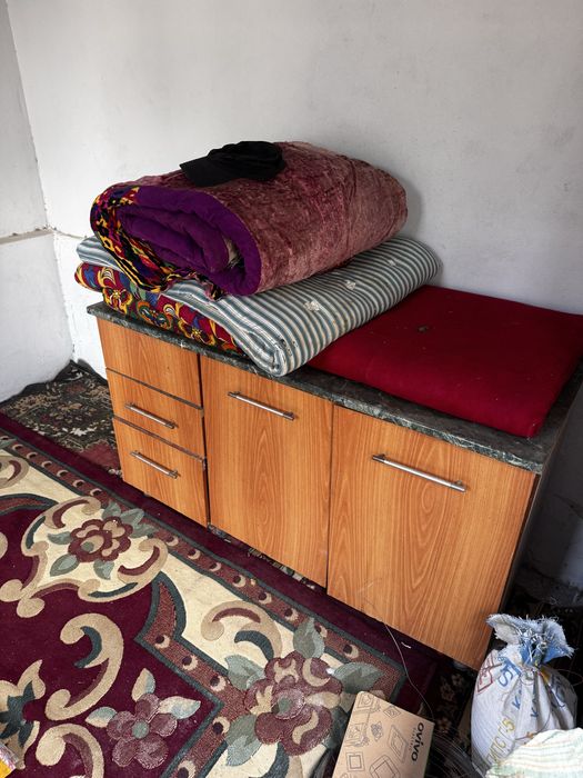 продается надпись КІШІ МАРКЕТ, и мебели,