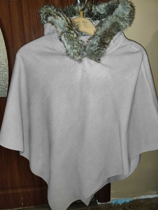Пончо с пухена качулка