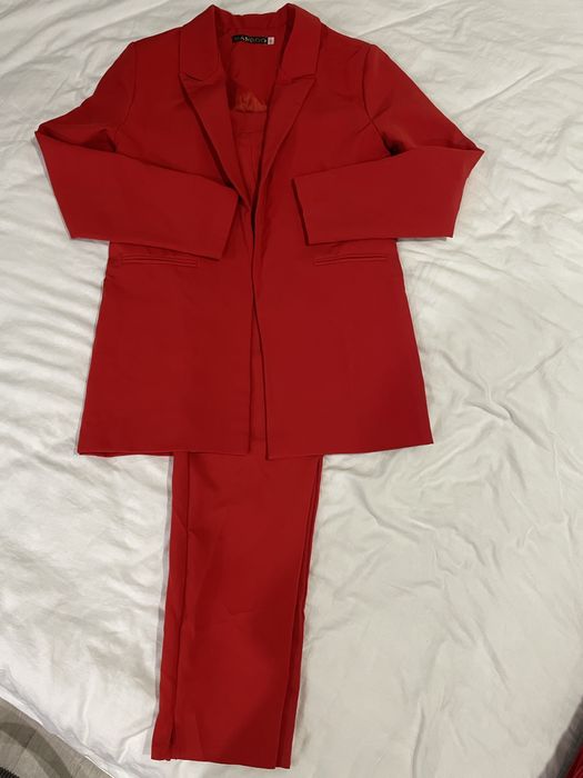 Продам костюмы женские