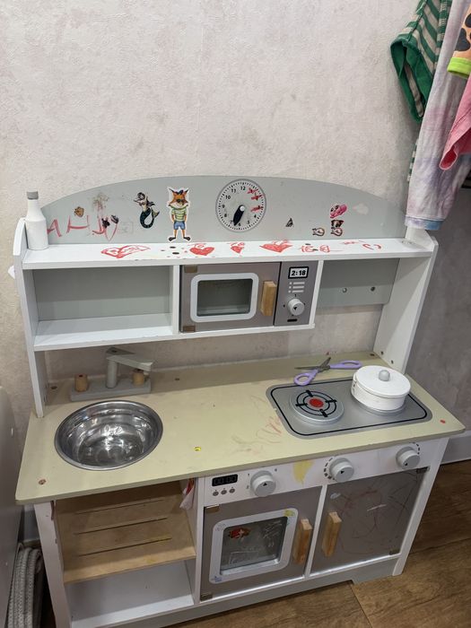 Продам за 3000 для девочек кухню и домик