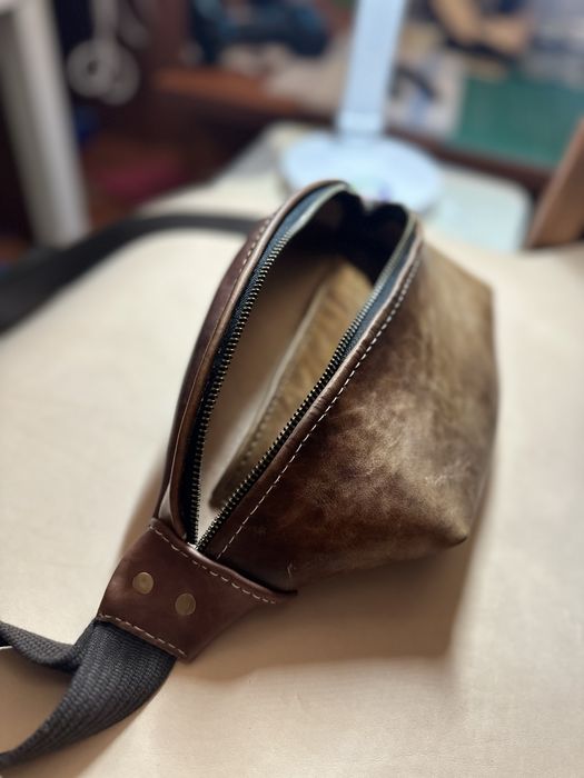 Кожаная сумка - бананка