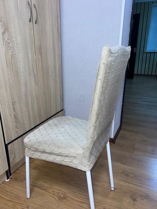 Продам стулья с чехлами.