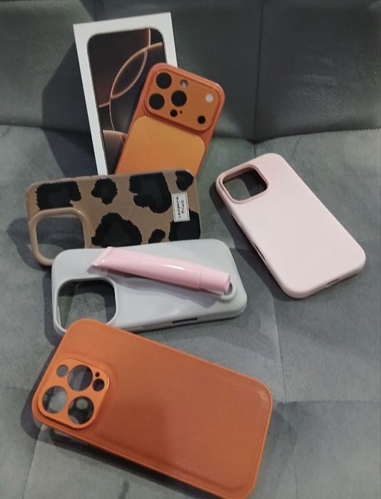 iPhone 16 PRO с документами