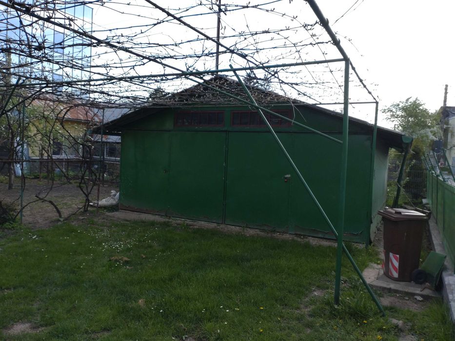 Vand casă individuală cu două locuințe separate si curte, ideală pentru două generații