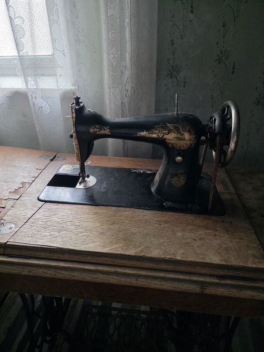 Mașin de cust Singer vechi pentru colecționari