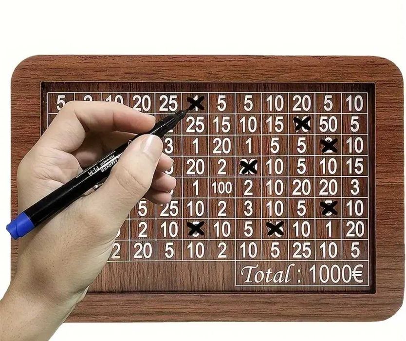 Дървена касичка с цел за спестяване