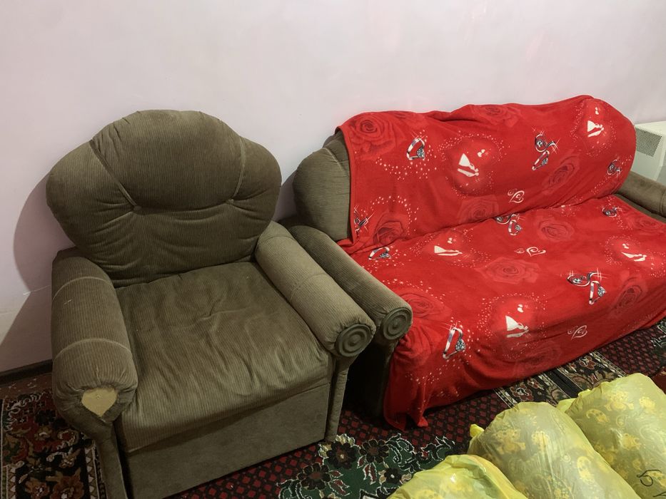 Срачна прадайотса диван и два кресла састаяние хароший