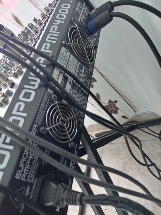 Vind mixer activ behringer pmp 4000. Putere 800 Wati. Preț negociabil.