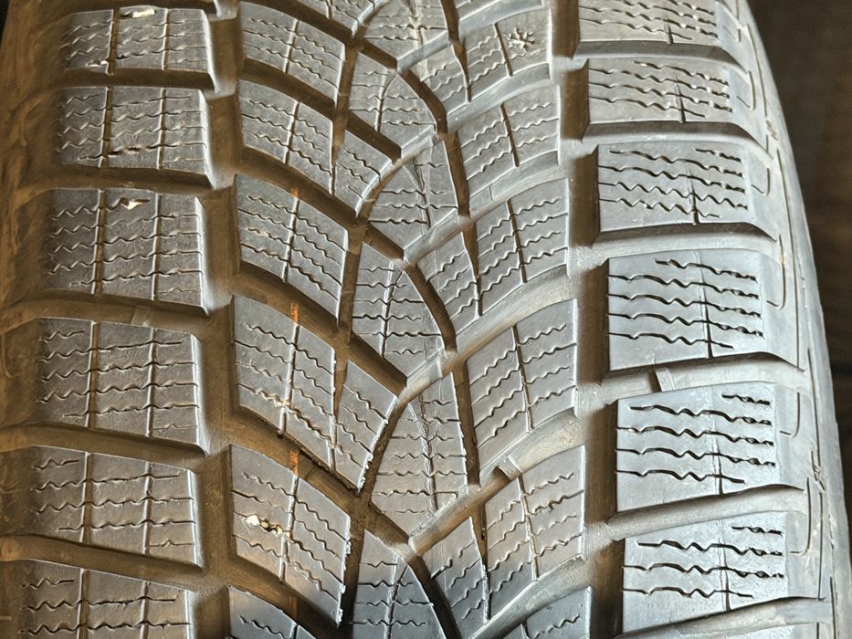 2 anvelope iarnă Goodyear UltraGrip Performance 225/60 R18 104V M+S SUV