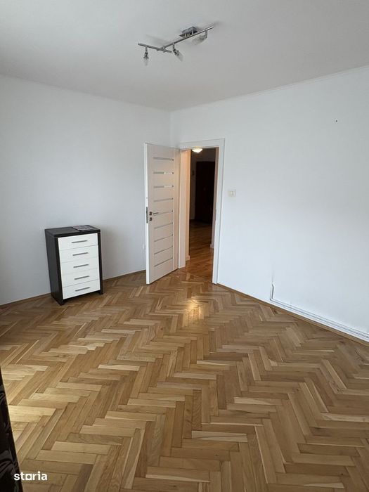 Apartament cu 4 camere, garaj , beci, pod și 3 balcone