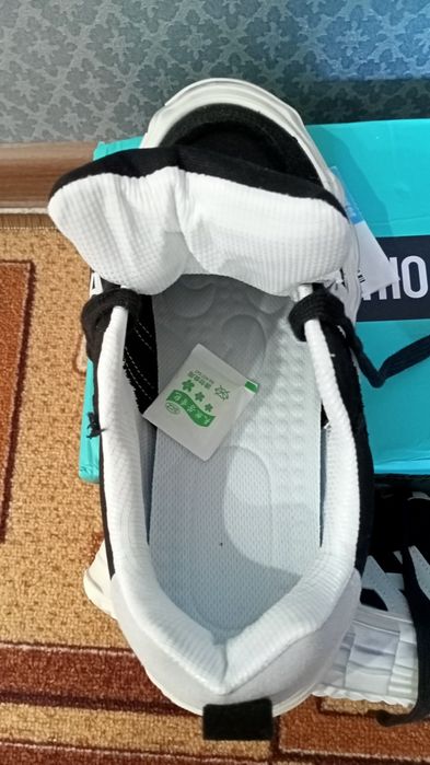 Кроссовки . Новые