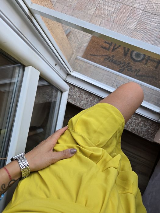 Рокля AVIN в жълт цвят