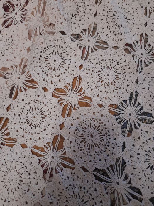 Красива покривка плетена на една кука