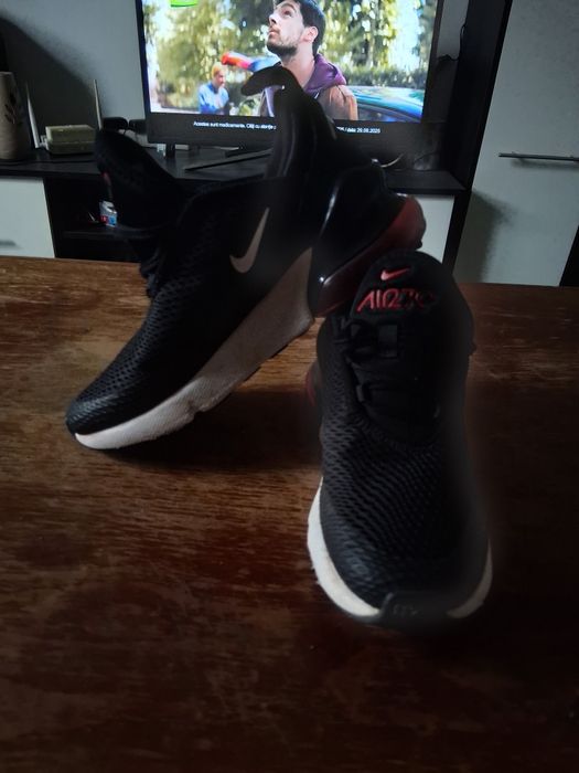 Vand adidasi nike air