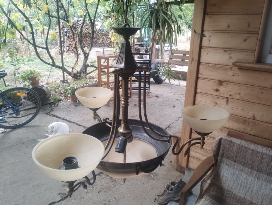 Vand două candelabre diferite pentru case inalte cu tresi patru brate, pretul este per bucată.