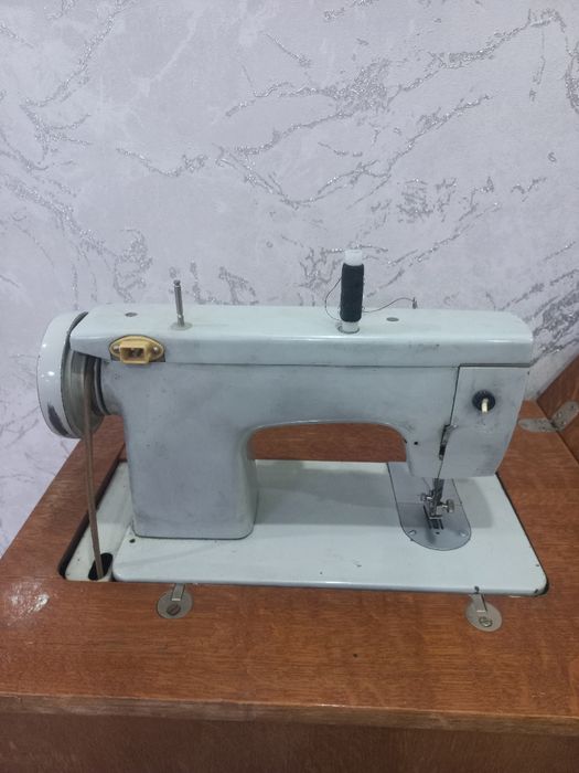 Продам швейную машинку