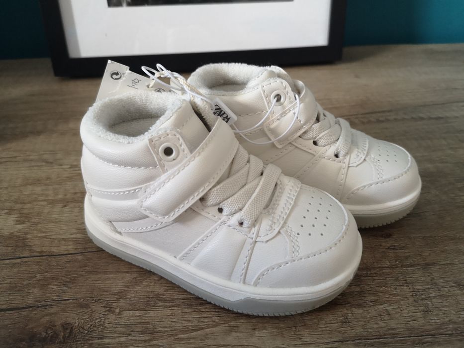 Детски бели кецове Зара 21 26 и 27 номер