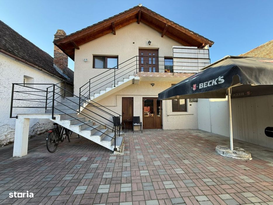 Spatiu comercial+locuinta la mansarda,3 dormitoare, living,5 bai, tere