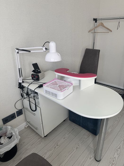 Продам маникюрный стол