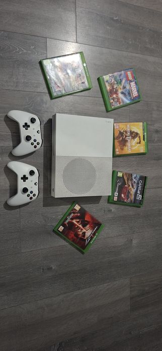 Vând XBox One S 365 gb+ 5 jocuri si 2 controlere