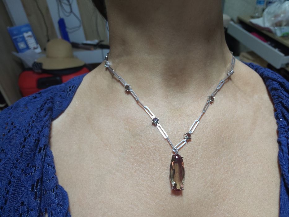 Камень Султанит на серебряной цепочке.Не одевался не разу.