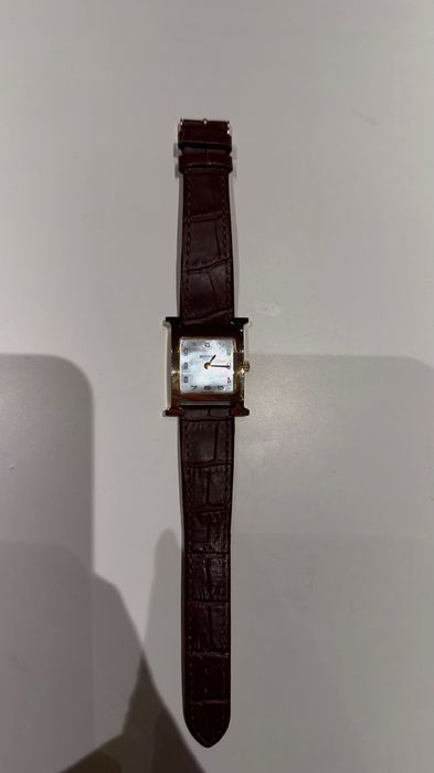 Дамски часовник Hermès с ненадраскваемо стъкло