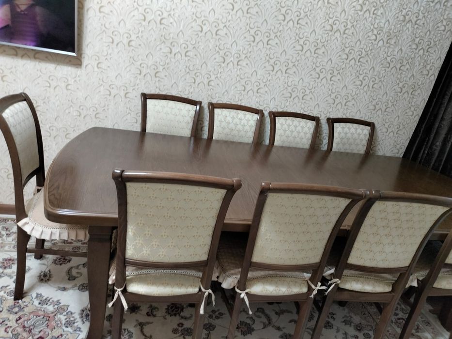 Гостевой стол с 12 стулями