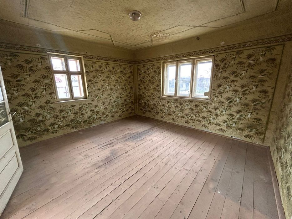 Vând casă  cu 4 camere