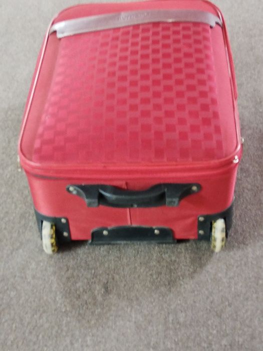 Чемодан красно-бордовый