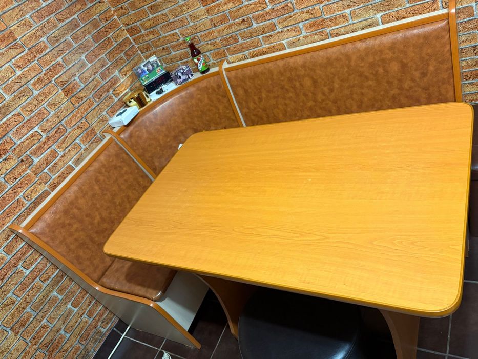 Vând masă cu colțar (banchetă) – stare bună