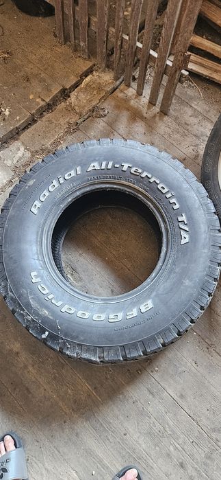 Se vând doua anvelope , una pentru remorca 165/80 R 13 si una pentru rezerva SUV  32x11.5 R15