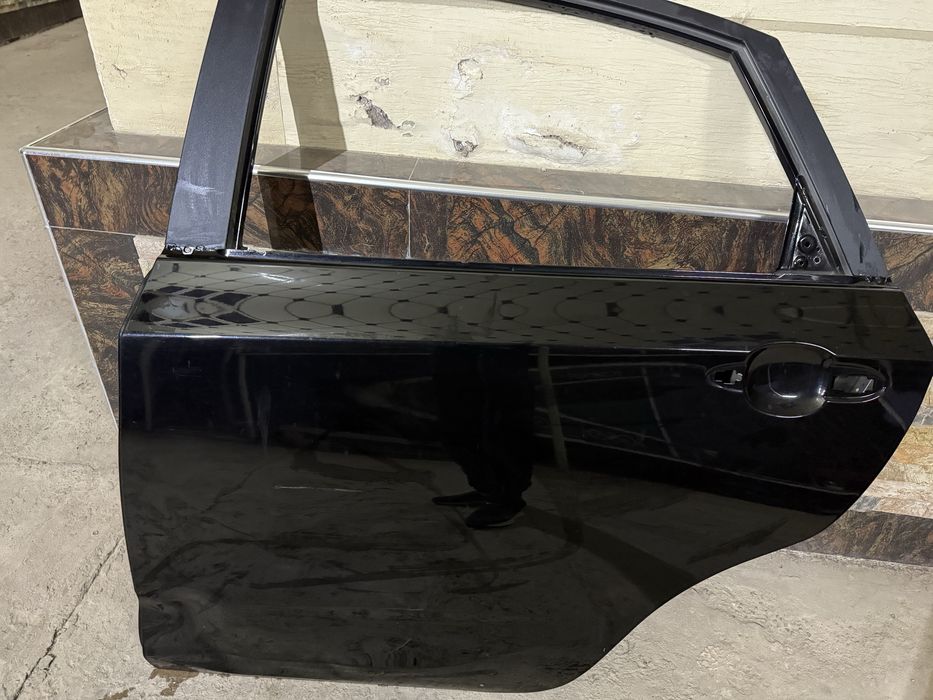 Monza eshik sotiladi