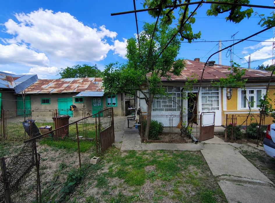 Casa + anexe gospodaresti cu teren de 1000 mp