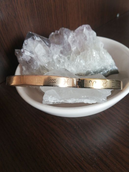 Гривна за ръка с гравюра