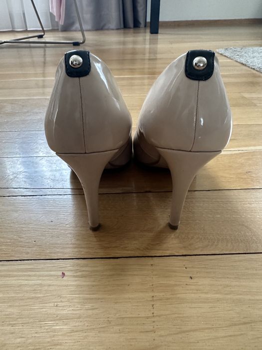 Pantofi din piele lăcuită