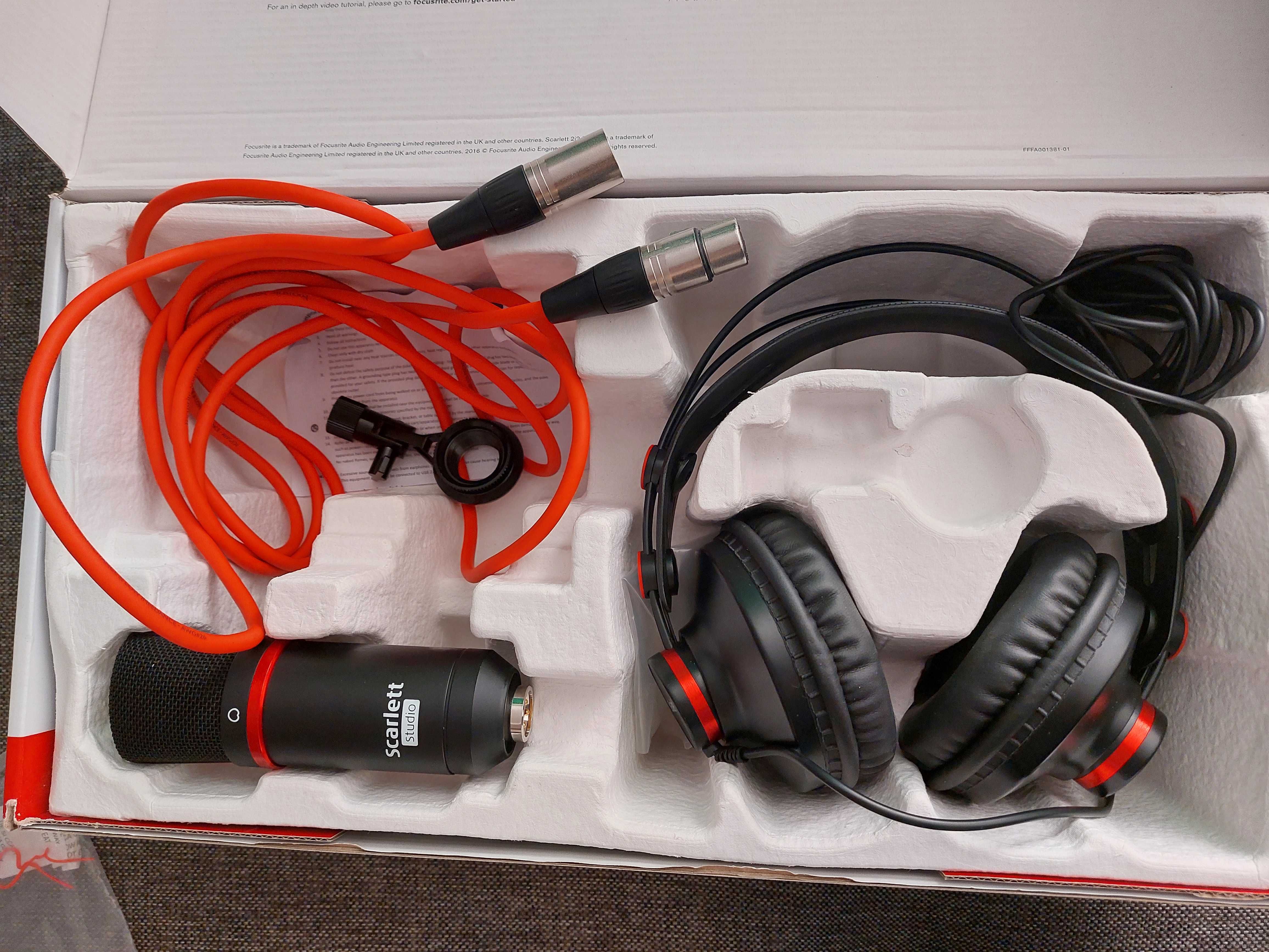 Микрофон и наушники из комплекта FOCUSRITE SCARLETT STUDIO 2ND GEN ...