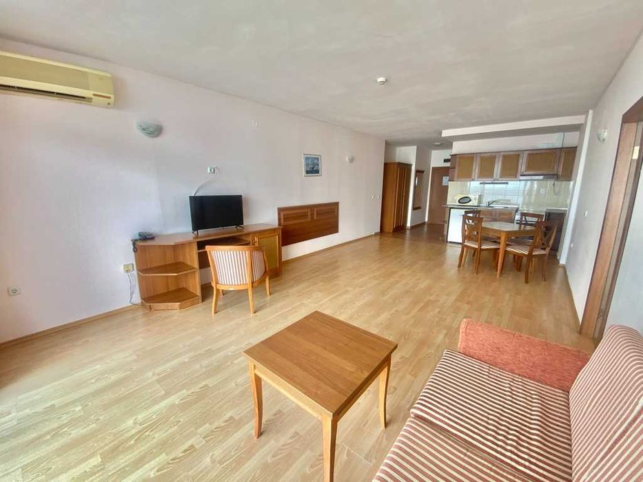 Просторен двустаен апартамент с морска панорама, Първа линия