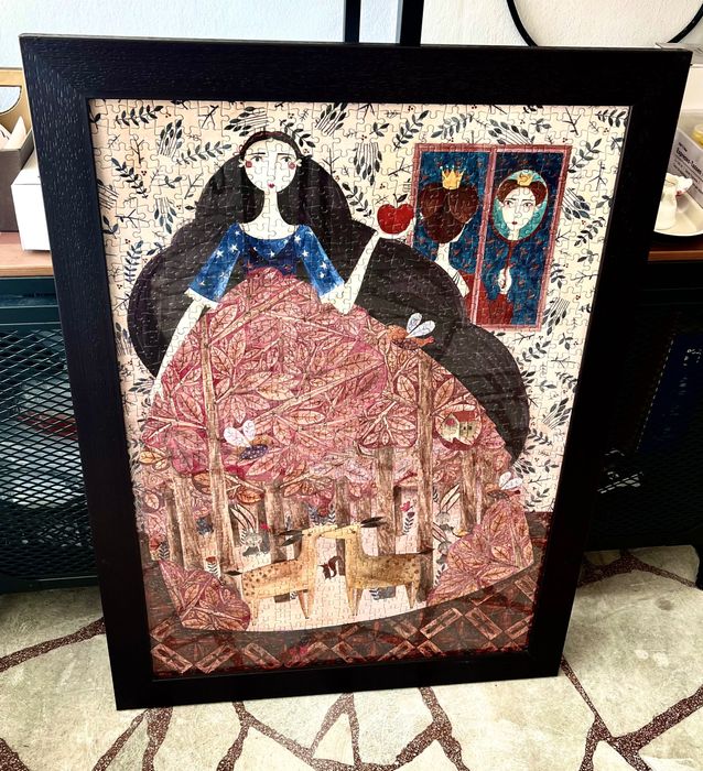 Картина Пъзел в рамка и стъкло: Снежанка, Кралицата и ябълката