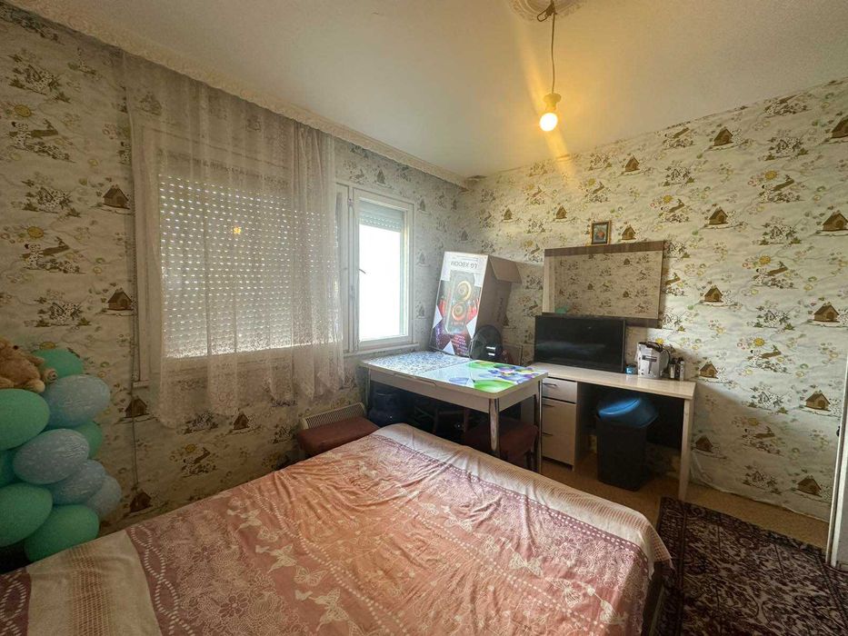 Продава четиристаен апартамент в кв. Зора