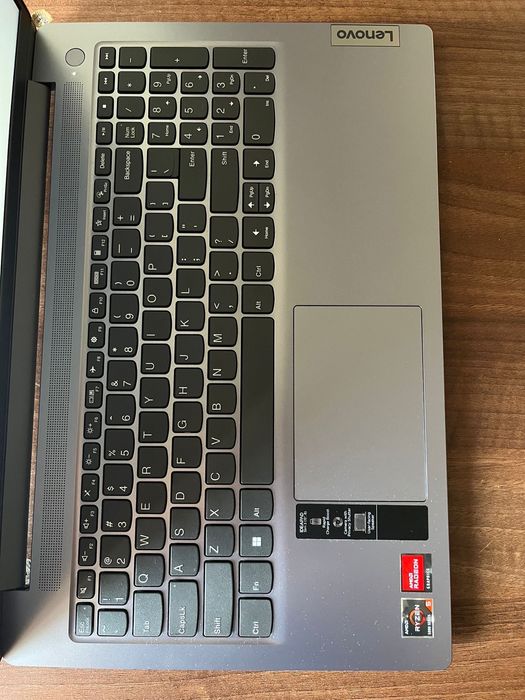 Vand Laptop Lenovo IdealPad 3 Slim ca nou,Preț negociabil