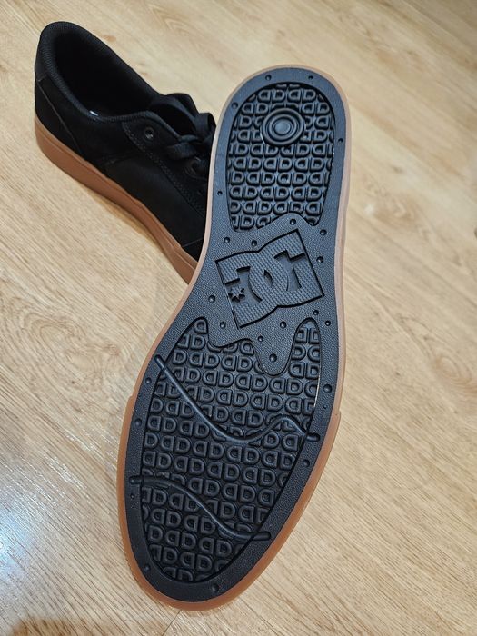 Продам новые кеды DC SHOES