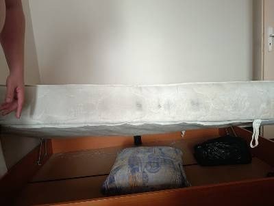 Спалня с матрак и комод