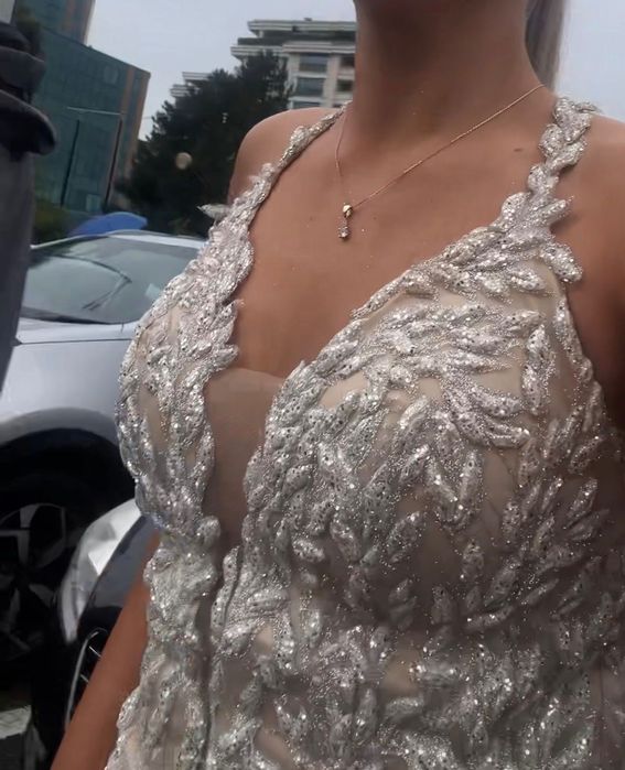 Блестяща бална рокля в бежов цвят