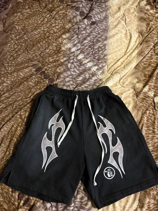 черные шорты hellstar