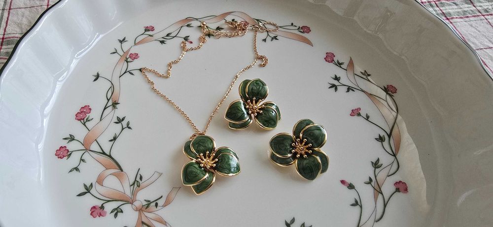 Разкошен комплект колие с обеци, емайл.