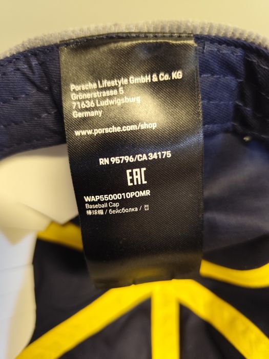 Aceasta este o șapcă unisex Porsche Martini Racing de culoare gri.